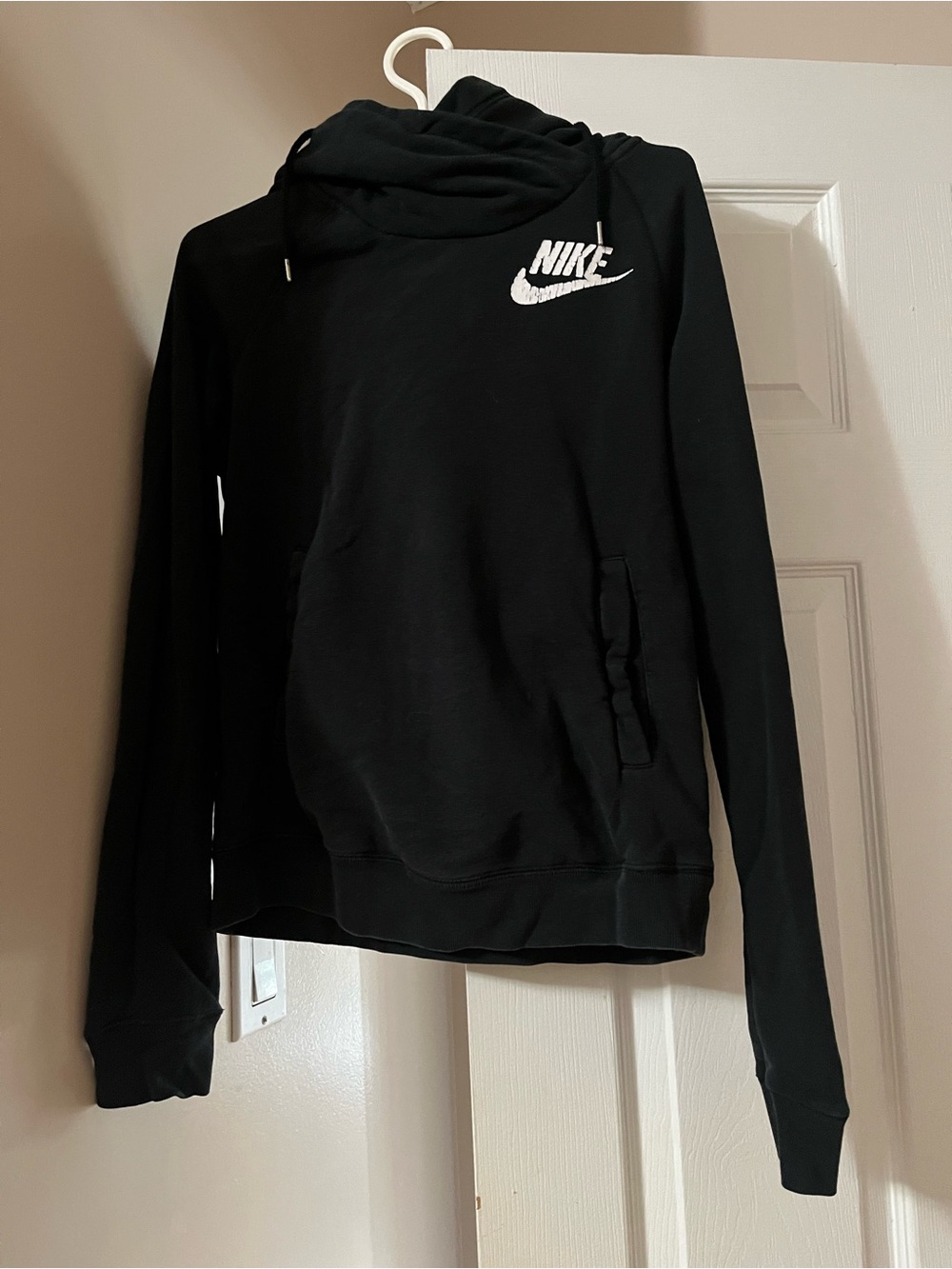 Vintage Size Small Nike Women's Black Pullover Hoodie Sweater